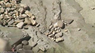 Sexy milf rossa sugli scogli