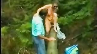 Moglie sexy nuda nel bosco