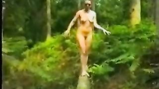 Moglie sexy nuda nel bosco