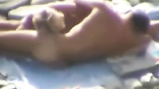 MILF nuda spompina il marito in spiaggia