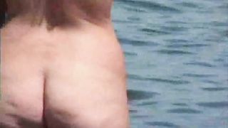 Mamme bionde esibizioniste sulla spiaggia