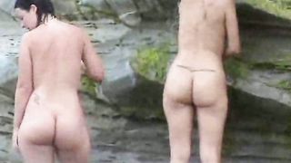 Anteprima del video: Due formose latine su una spiaggia per nudisti