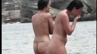 Due formose latine su una spiaggia per nudisti