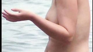 Due formose latine su una spiaggia per nudisti