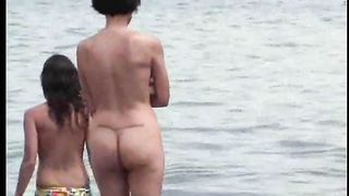 Due formose latine su una spiaggia per nudisti