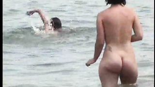 Due formose latine su una spiaggia per nudisti