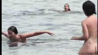 Due formose latine su una spiaggia per nudisti