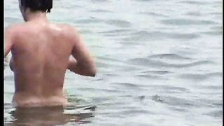 Due formose latine su una spiaggia per nudisti