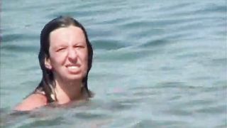 Bella mamma italiana nuda in spiaggia