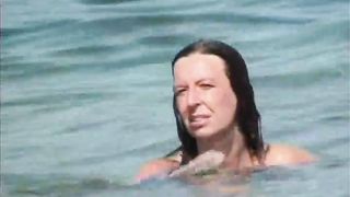 Bella mamma italiana nuda in spiaggia