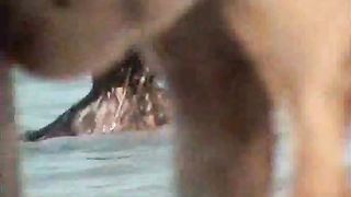 Bella mamma italiana nuda in spiaggia