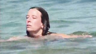 Bella mamma italiana nuda in spiaggia