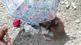 Troia bruna abbronzata sega il pene al marito