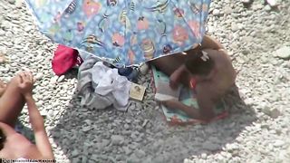 Troia bruna abbronzata sega il pene al marito