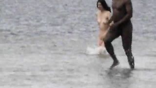Video spy cam da una spiaggia per nudisti