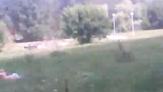 Moglie porca si distende nuda nel prato