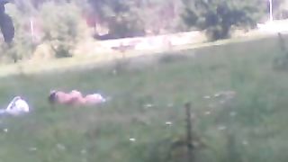 Moglie porca si distende nuda nel prato