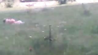 Moglie porca si distende nuda nel prato