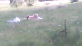 Moglie porca si distende nuda nel prato