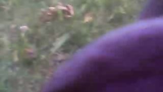 Moglie porca si distende nuda nel prato