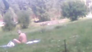 Moglie porca si distende nuda nel prato