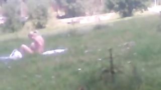 Moglie porca si distende nuda nel prato