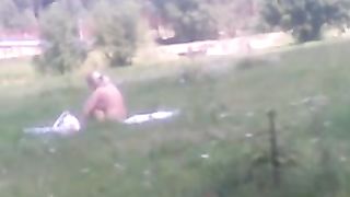 Moglie porca si distende nuda nel prato