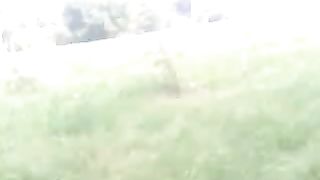 Moglie porca si distende nuda nel prato