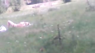 Moglie porca si distende nuda nel prato