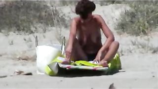 Sexy latina con grandi tette nuda in spiaggia