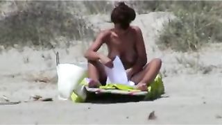 Sexy latina con grandi tette nuda in spiaggia