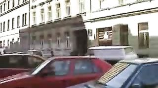 Brunetta esibizionista cammina nuda per strada