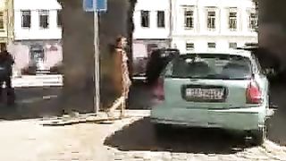 Brunetta esibizionista cammina nuda per strada