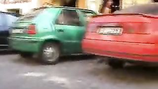 Brunetta esibizionista cammina nuda per strada