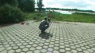 Ragazza filmata mentre piscia all'aperto