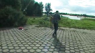 Ragazza filmata mentre piscia all'aperto