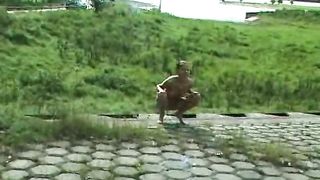 Ragazza filmata mentre piscia all'aperto