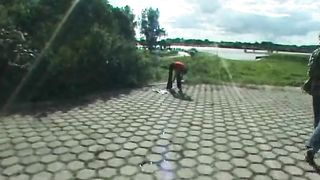 Ragazza filmata mentre piscia all'aperto