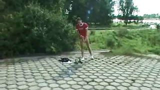 Ragazza filmata mentre piscia all'aperto