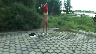 Ragazza filmata mentre piscia all'aperto