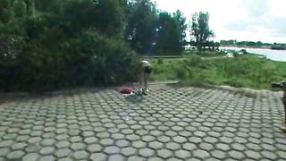 Ragazza filmata mentre piscia all'aperto