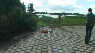 Ragazza filmata mentre piscia all'aperto