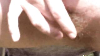 Bionda tettona nuda fuma e beve