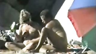 Anteprima del video: Video spycam - matura coppia eccitata sulla spiaggia