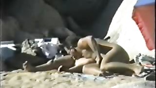 Video spycam - matura coppia eccitata sulla spiaggia