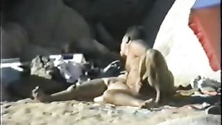 Video spycam - matura coppia eccitata sulla spiaggia