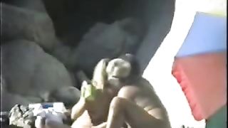 Video spycam - matura coppia eccitata sulla spiaggia