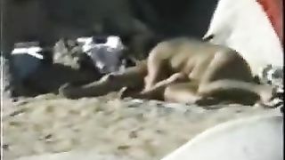 Video spycam - matura coppia eccitata sulla spiaggia