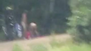 Sbirciando una coppia amatoriale in riva al lago