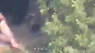Sbirciando una coppia amatoriale in riva al lago